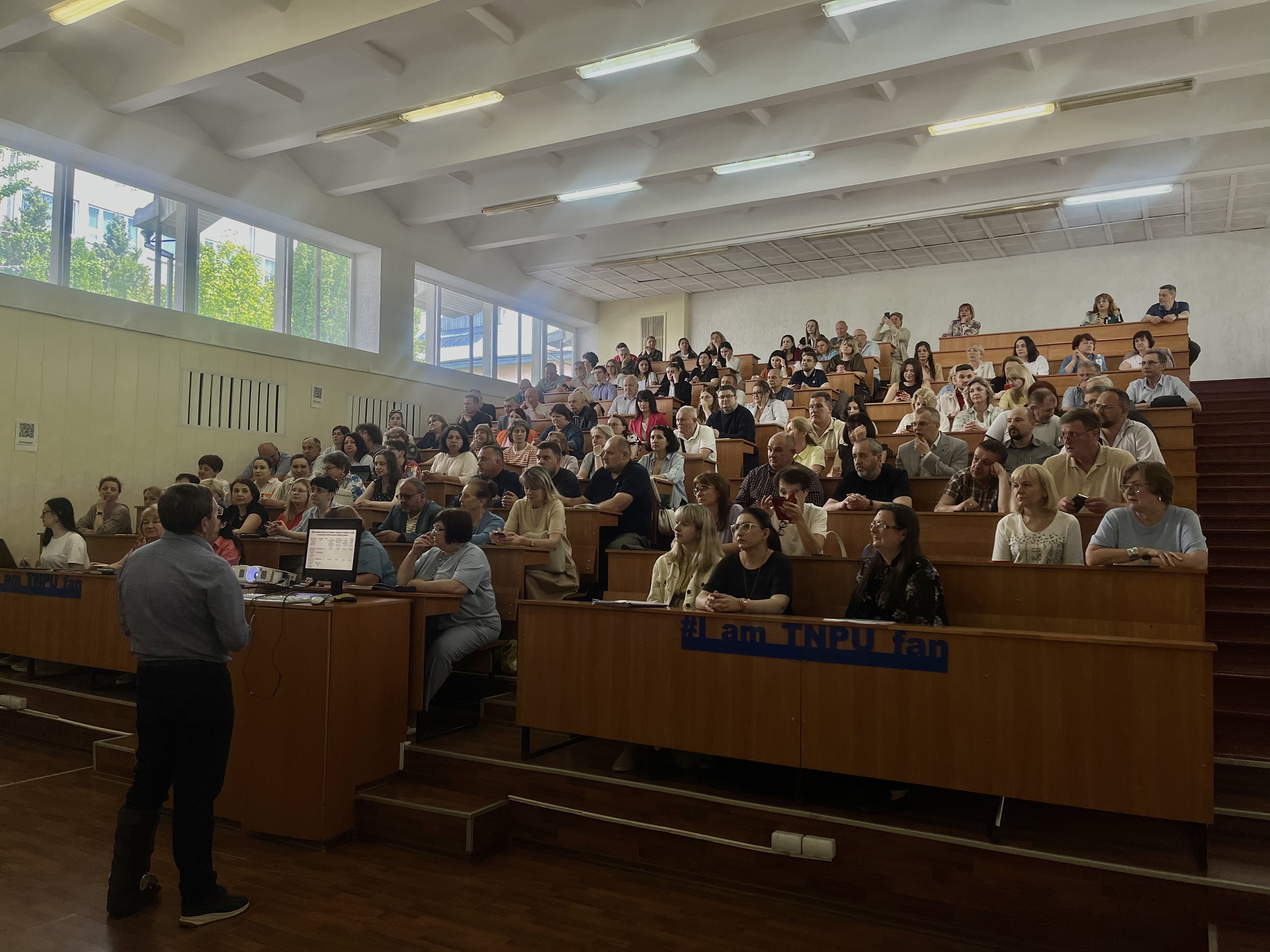 Rektor_profesor_Bohdan_Buiak_poiasniuie_uchasnykam_metu_zustrichi
